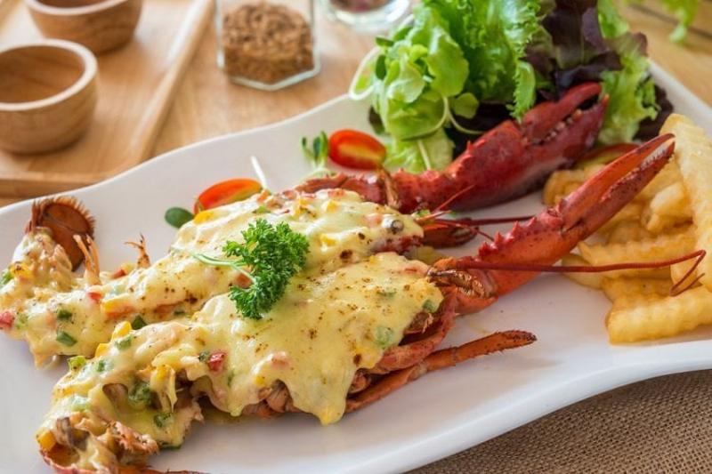 Các món ăn hấp dẫn được chế biến từ tôm hùm như hấp sả, nướng phô mai, cháo tôm hùm